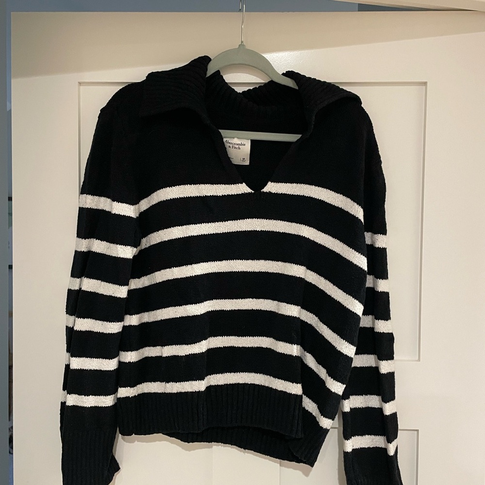 Abercrombie & Fitch Black and White V-Neck Sweater
